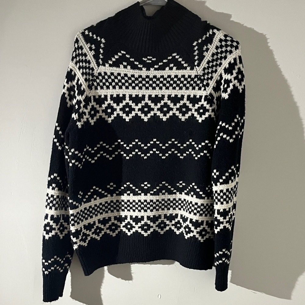 Black and White Patterned Women's Sweater (Turtle Neck)